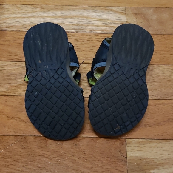 Carter's size 6 shark light up sandals - Picture 2 of 5